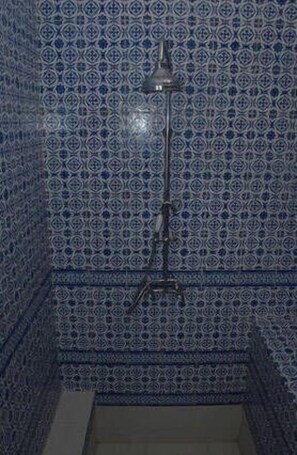 Combined shower/bathtub, hair dryer, towels