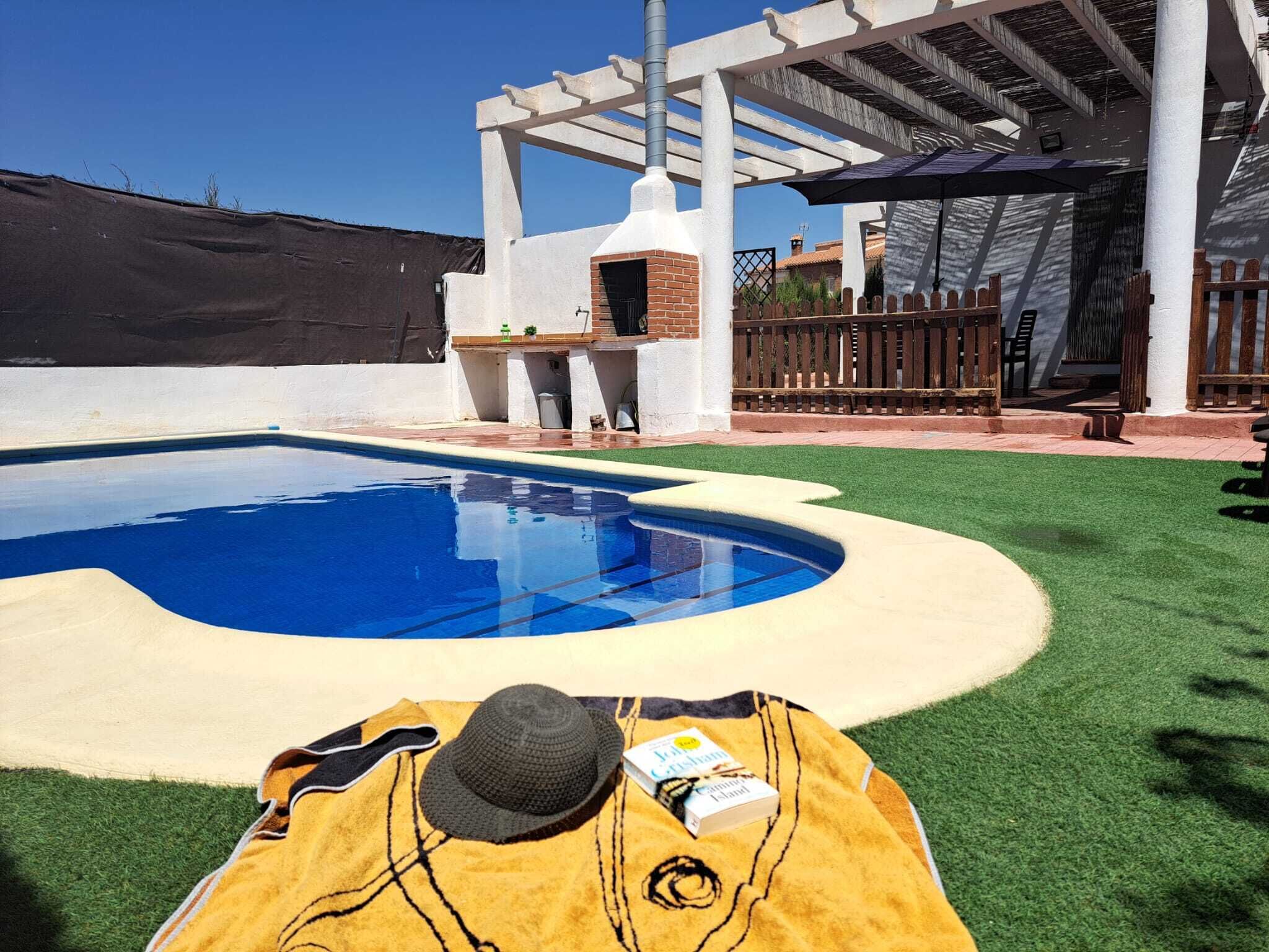 Luxury villa with private pool, barbecue, free wifi up to 6 people.