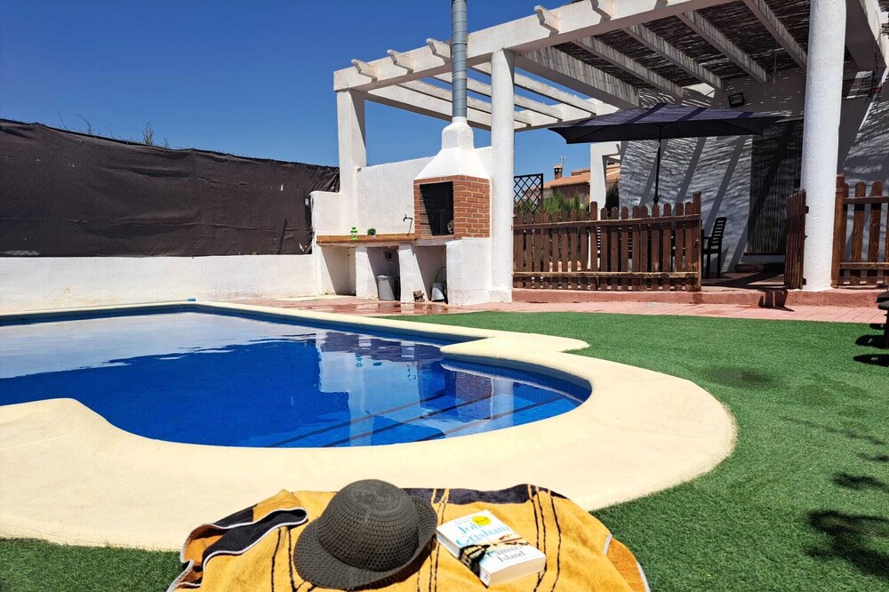 Luxury villa with private pool, barbecue, free wifi up to 6 people.