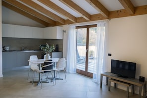 Frigorifero, forno, piano cottura, lavastoviglie