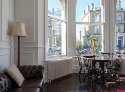 Seaview Brighton Apartment. Close to beach , cafes, bars, restaurants