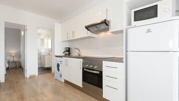 Fridge, microwave, oven, coffee/tea maker