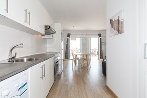 Een koelkast, een microgolfoven, een oven