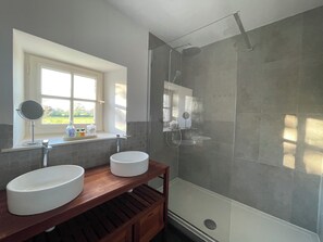 Haartrockner, Handtücher, Shampoo, Toilettenpapier