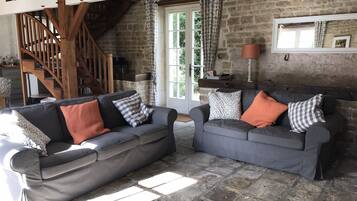 TV connectée, cheminée, lecteur de DVD, table de tennis de table