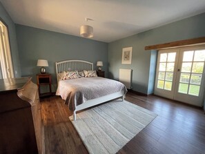 4 bedrooms, Egyptian cotton sheets, iron/ironing board, travel crib
