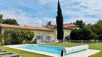 Piscine chauffée, chaises longues
