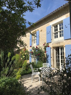 Outdoor dining - Lovely stone house large private heated pool and gardens, ideal for families (Brioux-Sur-Boutonne)