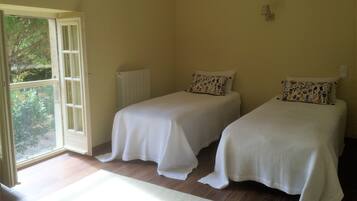 4 chambres, draps en coton égyptien, fer et planche à repasser