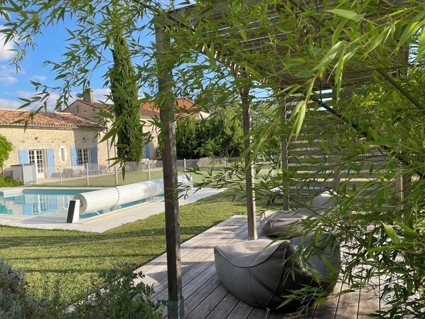 A heated pool, pool loungers - Lovely stone house large private heated pool and gardens, ideal for families (Brioux-Sur-Boutonne)
