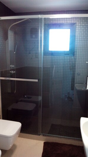 Kostenlose Toilettenartikel, Haartrockner, Handtücher