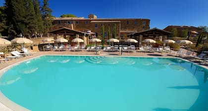 Charming stone village with pool, tennis, in the countryside near the sea