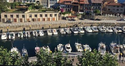 Kaunis asunto näköalalla huvivenesatamaan Llanesin keskustassa.