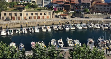 Schöne Wohnung mit Blick über den Yachthafen in der Innenstadt von Llanes. 