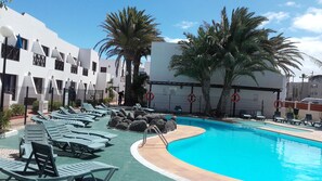 Pool - Aloha Corralejo beach appartament, terrace whit sea view, WIFI, free (Corralejo)