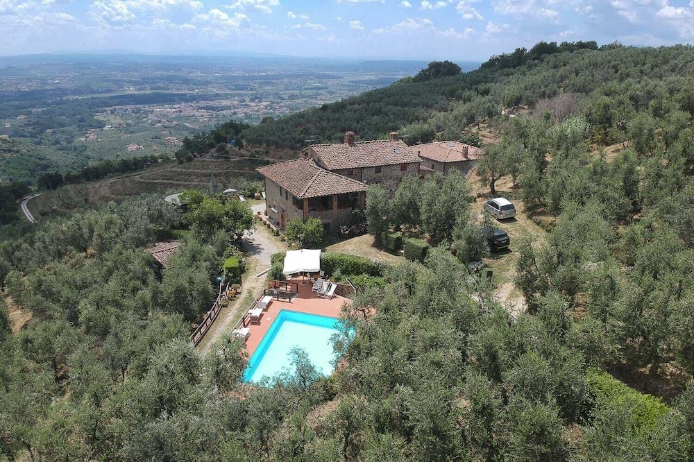 Romantic Holiday Villa, pool Opens from April to October, for 18 people