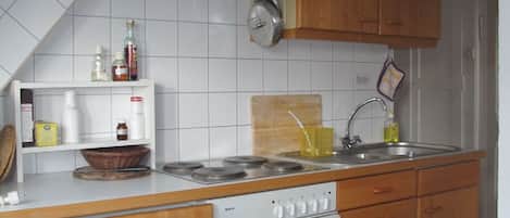 Kühlschrank, Herdplatte, Wasserkocher mit Kaffee-/Teezubehör