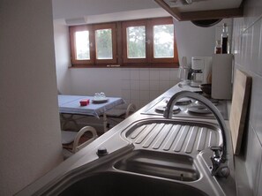 Kühlschrank, Herdplatte, Wasserkocher mit Kaffee-/Teezubehör