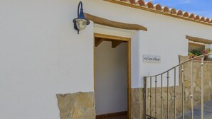 Una facciata in pietra con un cancello in metallo e un cartello con la scritta 'La Casa del Rey'.