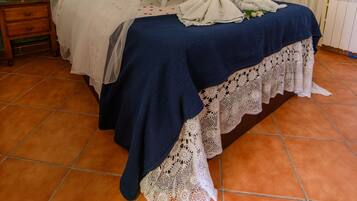 1 slaapkamer, een strijkplank/strijkijzer, reisbedje, gratis wifi