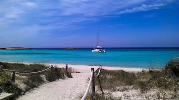 Una spiaggia nelle vicinanze