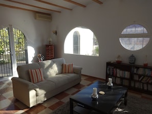 Televisor, llar de foc, reproductor de DVD i llibres