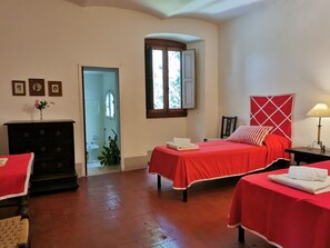 7 dormitorios, escritorio, tabla de planchar con plancha y cuna de viaje