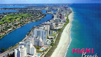 Playa en los alrededores, camastros y toallas de playa