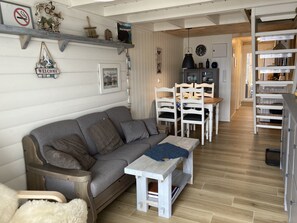 Una televisión, libros, un reproductor estéreo