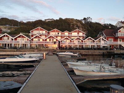 Cabaña de pescadores directamente junto al mar con una vista fantástica y un barco de pesca superior