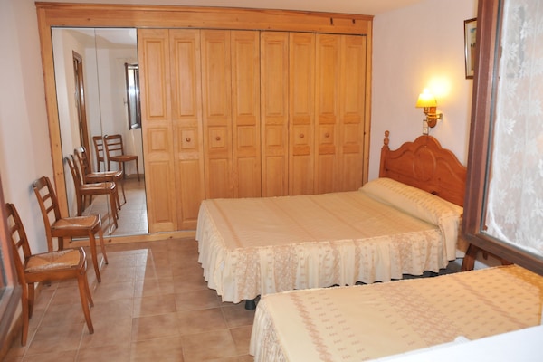 Chambre 1 avec rangements