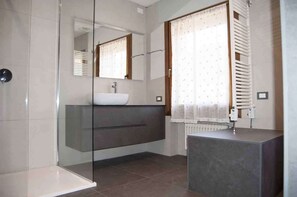 Combined shower/bathtub, hair dryer, bidet, towels - APARTMENT VITTORIO, 2 bathroom, 2 bedrooms, near Venice, Prosecco area Cortina  (Vittorio Veneto)