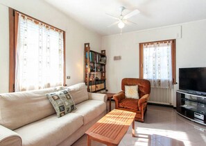 TV, fireplace, DVD player, stereo - APARTMENT VITTORIO, 2 bathroom, 2 bedrooms, near Venice, Prosecco area Cortina  (Vittorio Veneto)