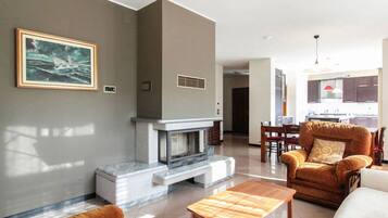 TV, caminetto, lettore DVD, impianto stereo