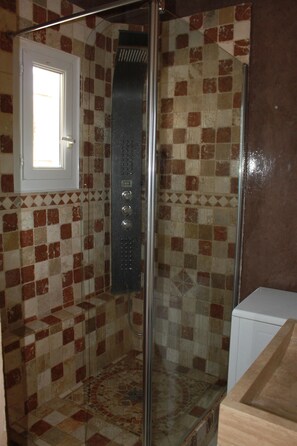 Badewanne, Whirlpool, Haartrockner, Handtücher