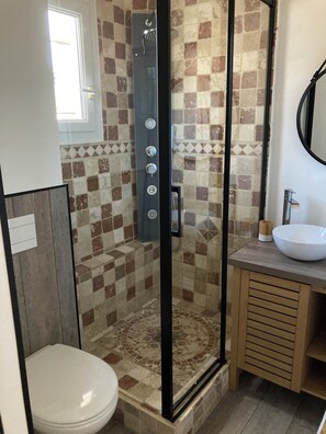 Baignoire, baignoire à remous, séchoir à cheveux, serviettes fournies