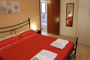 2 habitaciones y tabla de planchar con plancha