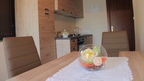 A dining table with a clear glass bowl containing flowers and a lace tablecloth. - Casa Vacanza Etna - A OASI OF PEACE AND SERENITY (Linguaglossa)