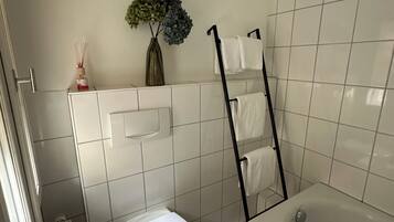 Haartrockner, Handtücher, Toilettenpapier