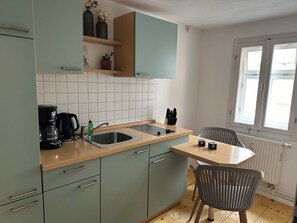 Fridge, oven, stovetop, coffee/tea maker - Stay overnight in the historic Eckermannhaus - Classic Apartment (Weimar)