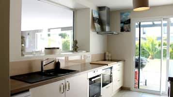 Geladeira, micro-ondas, fogĂŁo, cooktop