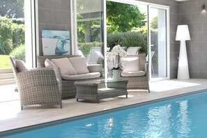 Een binnenzwembad en een verwarmd zwembad