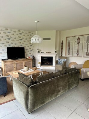 TV, caminetto, videogiochi, lettore DVD