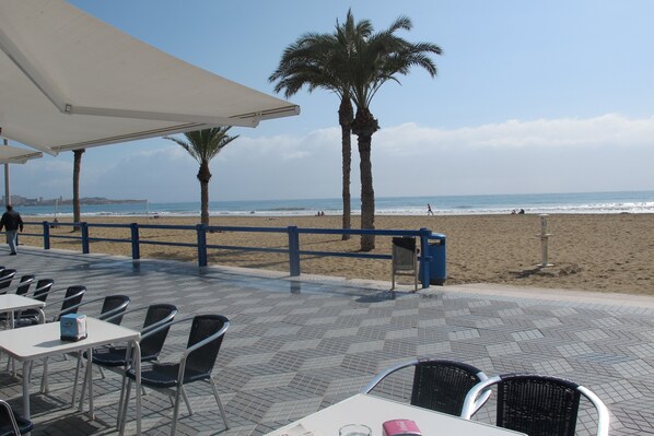 Ranta lähistöllä, aurinkotuoleja