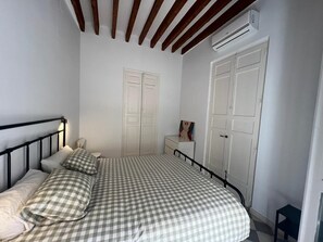 1 chambre, bureau, fer et planche à repasser, lit de bébé portatif