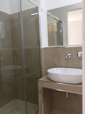 Shower, hair dryer, bidet, towels