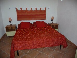 3 chambres, coffres-forts dans les chambres, fer et planche à repasser