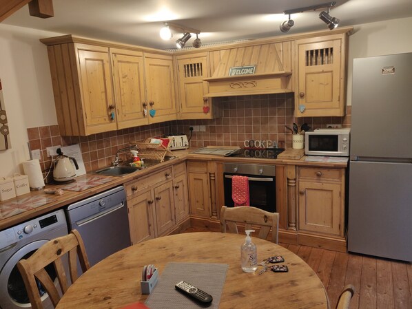 Réfrigérateur, four à micro-ondes, un four, surface de cuisson