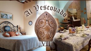 Une pièce comprenant un lit, une table dressée pour le thé et un élément décoratif mural.