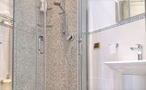 Combined shower/tub, hair dryer, bidet, towels
